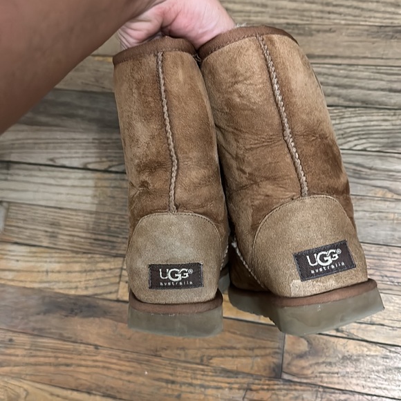 Chestnut UGG - Picture 3 of 5